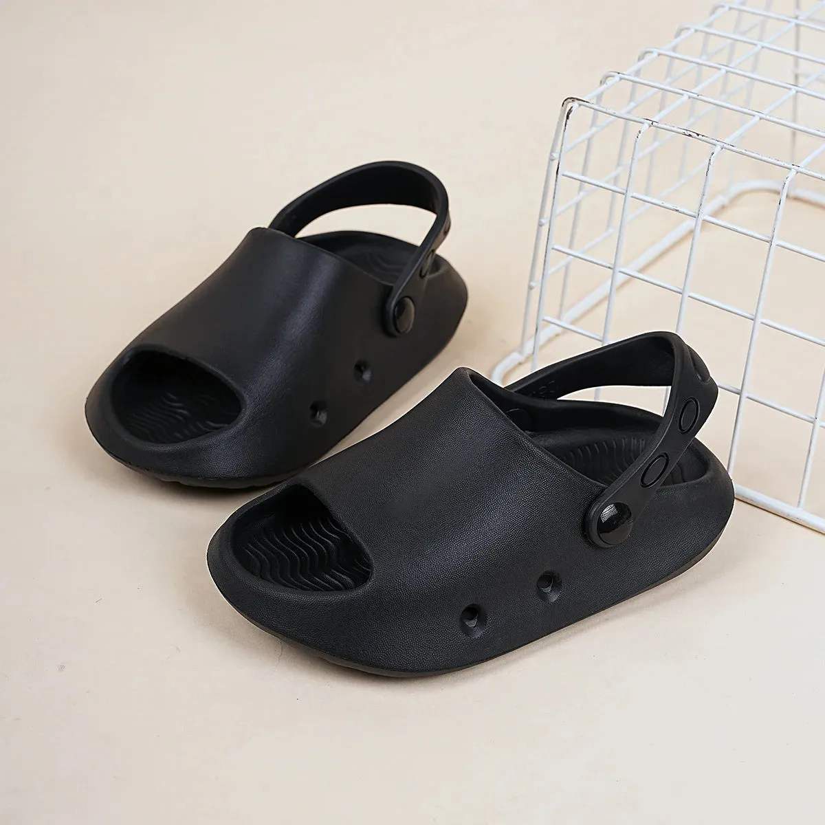 New Summer Fashion and Comfortable Casual Home Outdoor Beach Hole Shoes for Boys and Girls